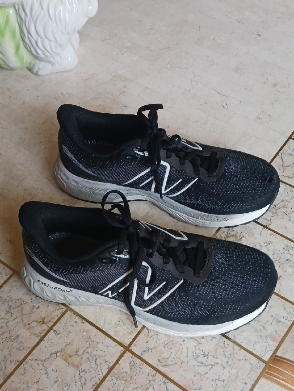 Sneakers-- Women's "New Balance: - FRESH FOAM 880...SZ 8,,u.s. black..